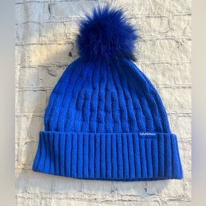 LULULEMON CABLE KNIT POM POM BLUE BEANIE WOMEN’S ONE SIZE